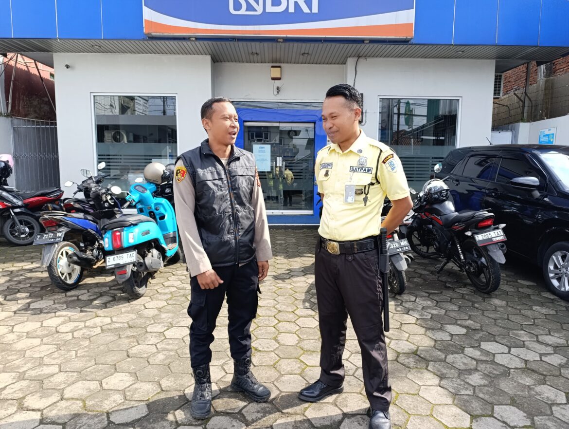 Perkuat Sinergitas, Polsek Cikoneng Datangi Satpam Bank BRI Cikoneng Koorkom Kamtibmas