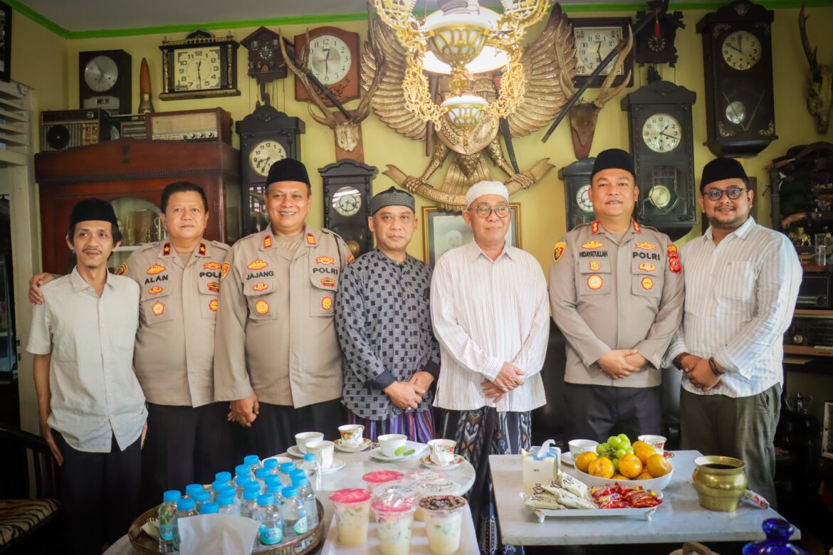 Kapolres Ciamis Jalin Silaturahmi Erat dengan Tokoh Ulama Pondok Pesantren Al Hasan dan Cijantung
