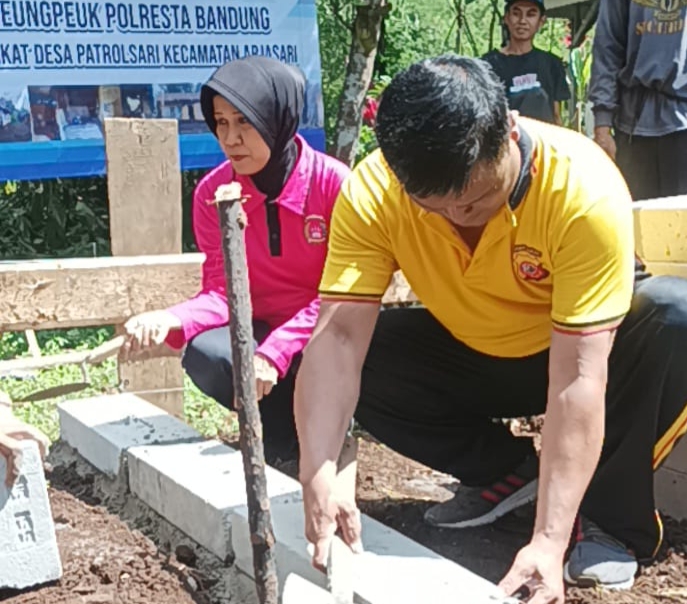 Kapolsek Pameungpeuk Resmikan Peletakan Batu Pertama Program Rutilahu di Desa Patrolsari