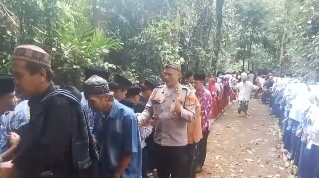 Kapolsek Cikoneng Polres Ciamis Hadiri Upacara Adat Sedekah Pasarean