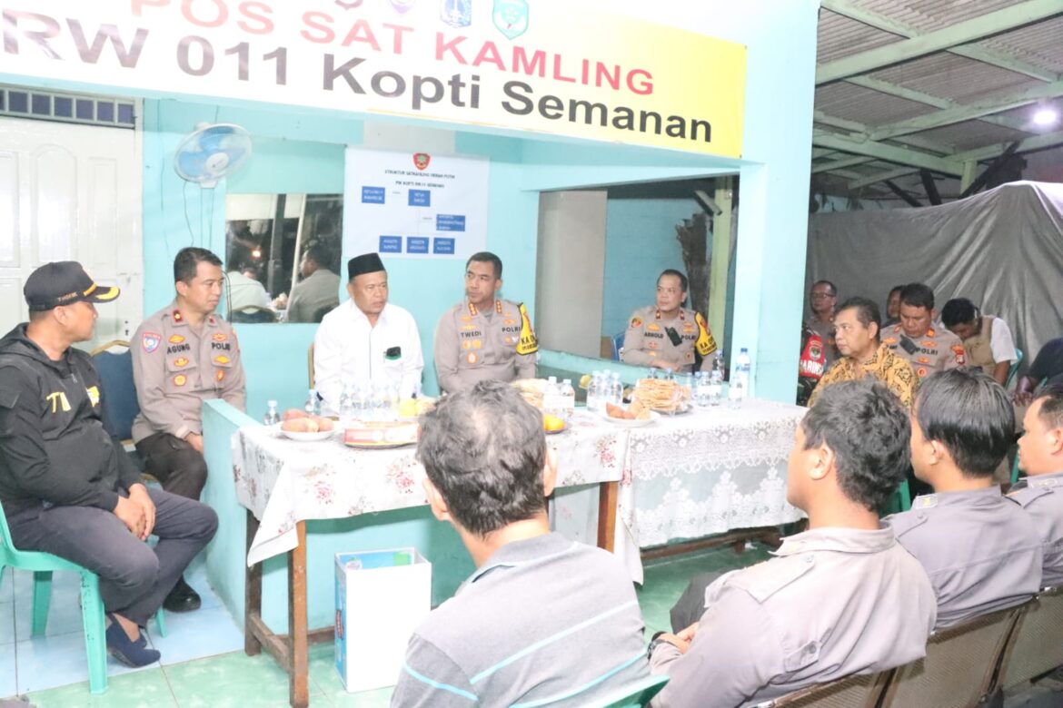 Polisi Hadir di Tengah Masyarakat, Kapolres Jakbar Tinjau Pos Satkamling RW 11 Semanan