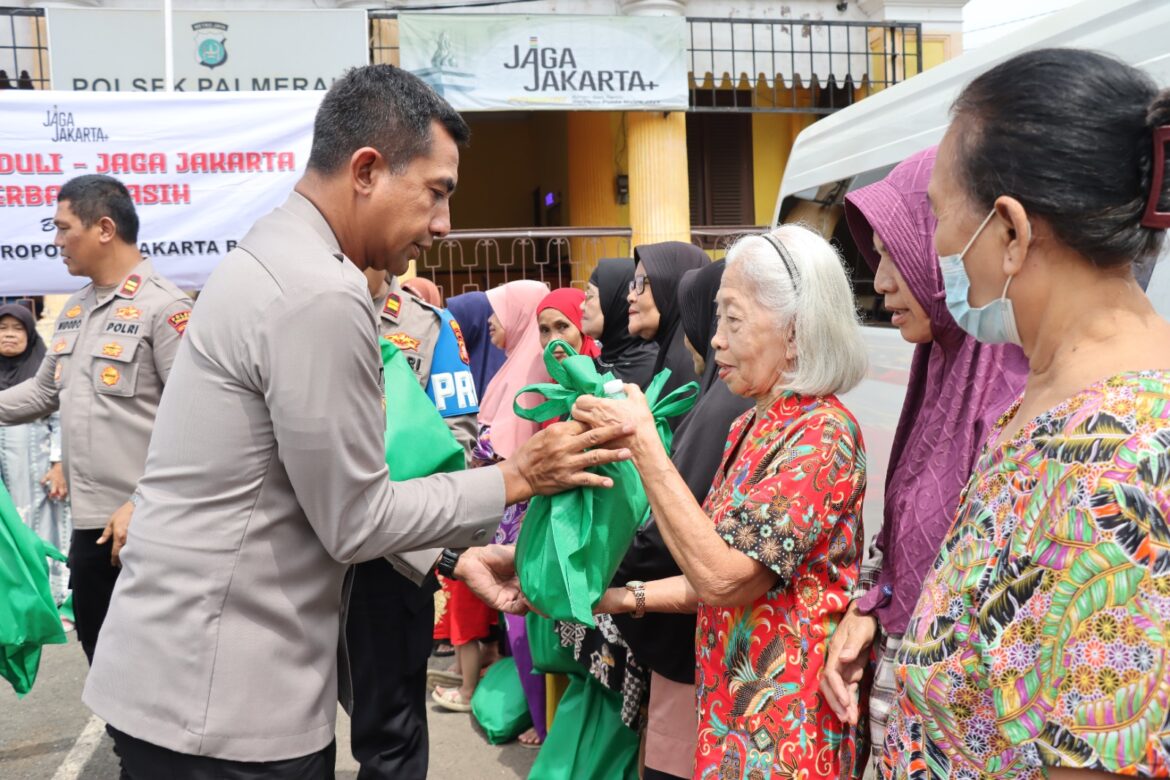 Polres Metro Jakarta Barat Gelar Jumat Peduli, Warga Palmerah Terima Sembako