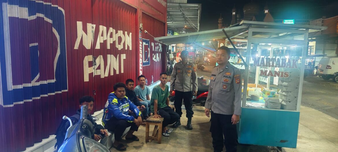 Cipkon di Malam Hari, Polsek Rajadesa Polres Ciamis Intens Patroli Dialogis ke Pemukiman Warga