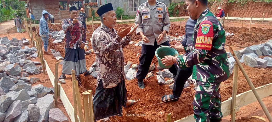 Polsek Rancah Hadiri Peletakan Batu Pertama Dapur MBG, Wujud Dukungan Kepolisian terhadap Pembangunan Pesantren