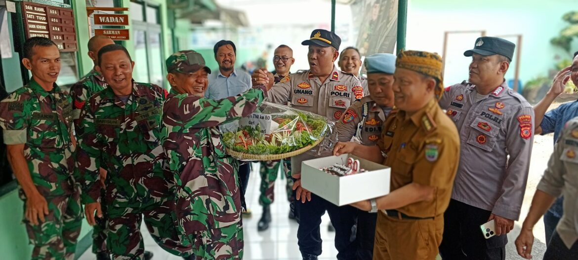 Sinergitas TNI-Polri, Polsek Bersama Camat Banjarsari Beri Kejutan ke Koramil Banjarsari