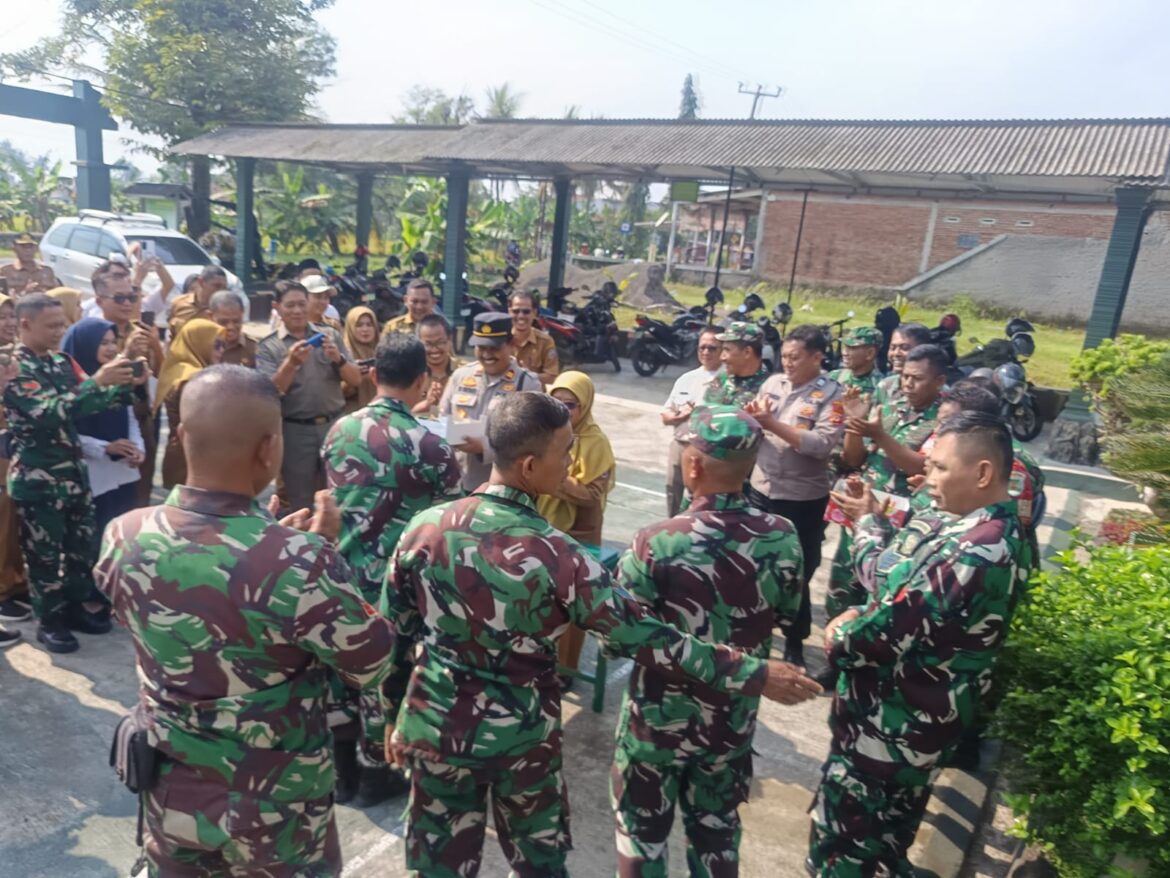 Sinergitas TNI-Polri dan Pemerintag, Kapolsek Bersama Dua Camat Beri Kejutan ke Koramil Lakbok
