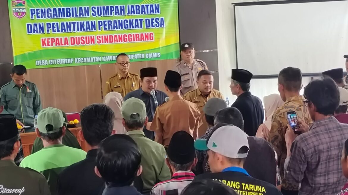 Sinergitas Polri dan Pemerintah, Polsek Kawali Hadiri Pelantikan Perangkat Desa Citeureup