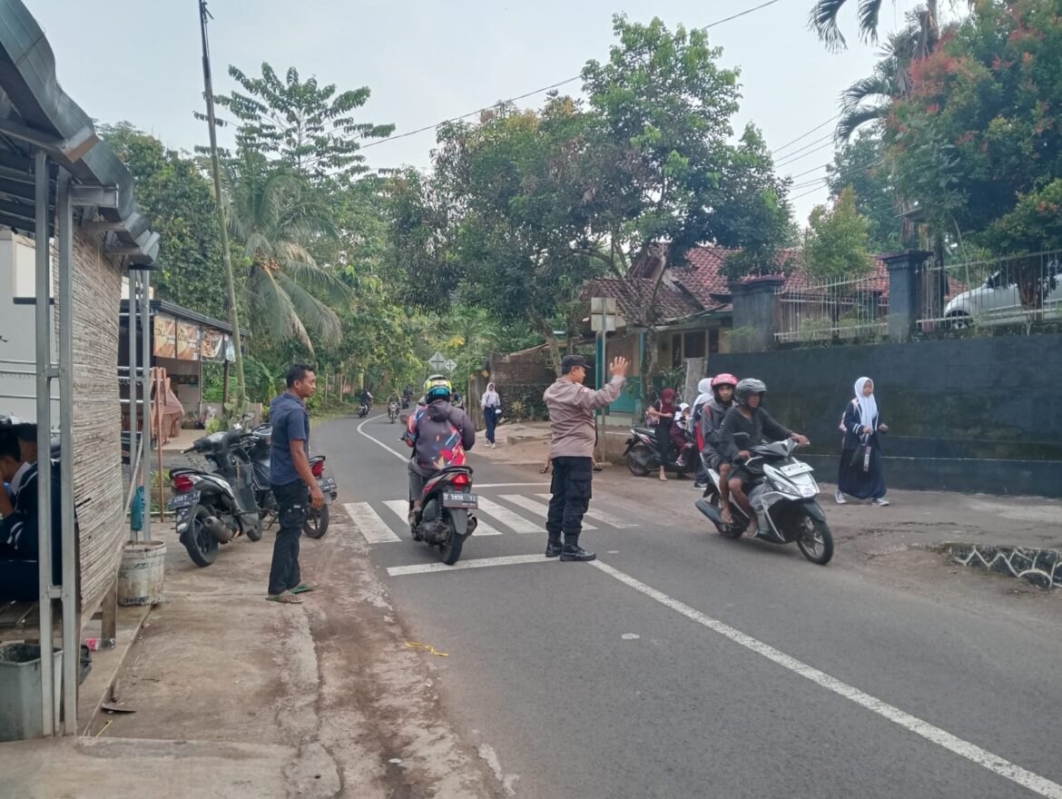 Pelayanan Masyarakat, Polsek Sukadana Polres Ciamis Bantu Anak Menyebrang di Area Sekolah