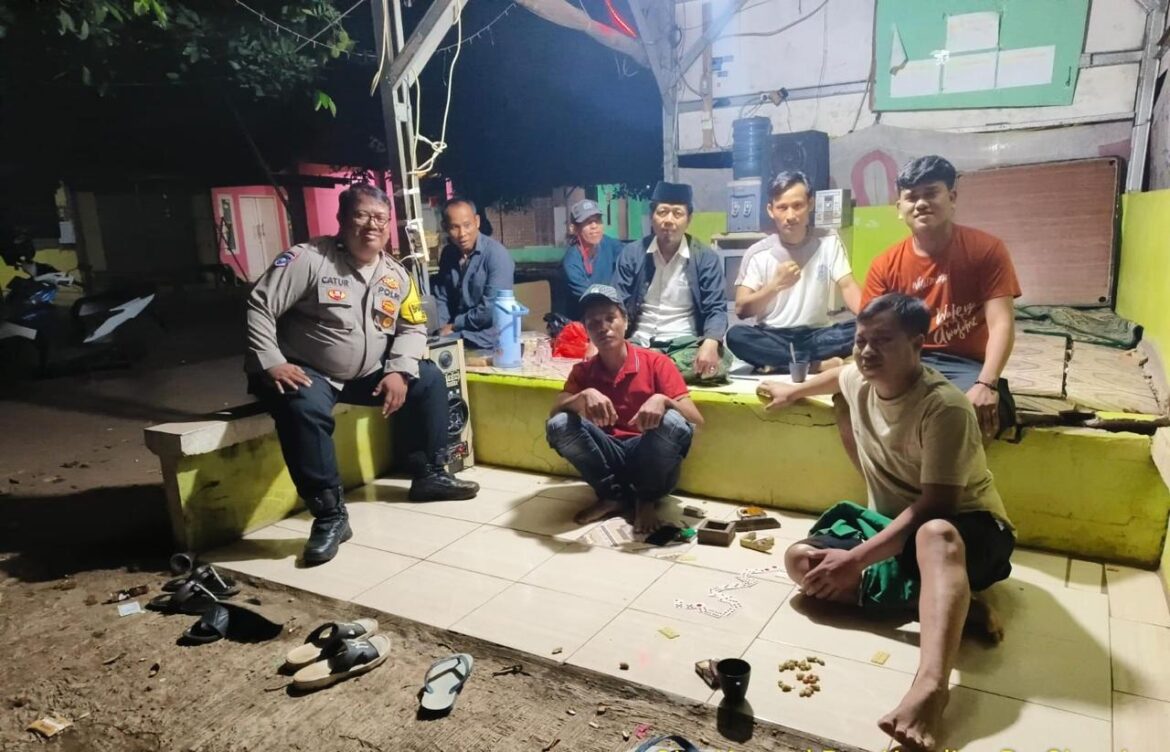 Bhabinkamtibmas Polsek Cileungsi Laksanakan Kontrol Pos Ronda di Desa Dayeuh untuk Jaga Kamtibmas