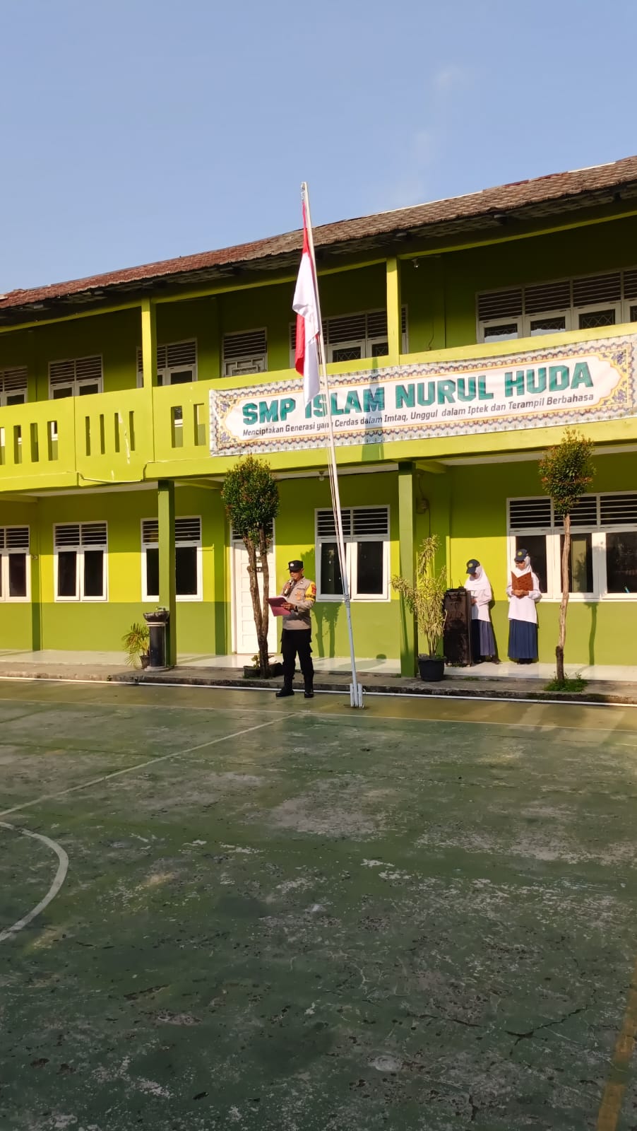 Police Goes To School Bhabinkamtibmas Polsek Balaraja Polresta Tangerang Menjadi Pembina Upacara Bendera di SMKS Cendekia Bhakti Muri