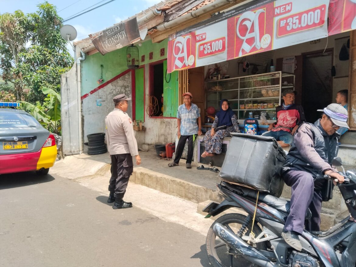 Berikan Rasa Nyaman, Dua Anggota Polsek Kawali Polres Ciamis Patroli Dialogis ke Masyarakat