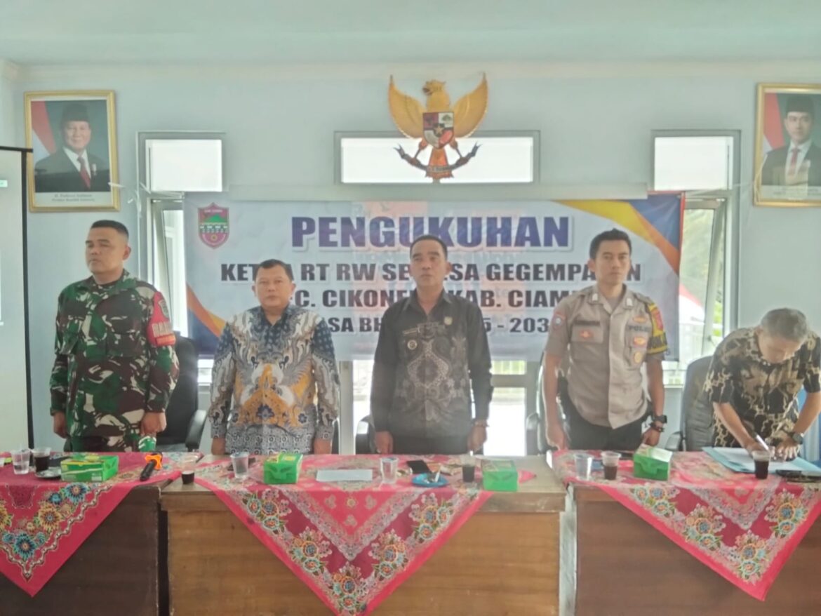 Polsek Cikoneng&nbsp; Kawal Pengukuhan Ketua RT/RW Desa Gegempalan Ciamis