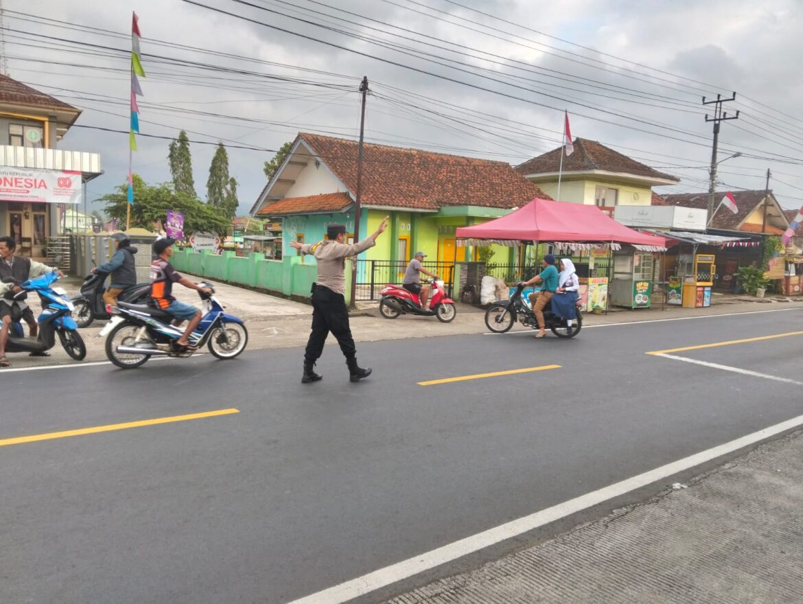 Pelayanan Masyarakat, Polsek Cipaku Polres Ciamis Siaga di Jalan Padat Saat Jam Sekolah