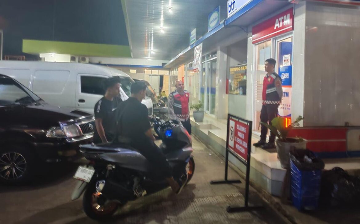 Cipkon di Malam Hari, Polsek Rajadesa Polres Ciamis Intens Patroli Dialogis ke Pemukiman Warga