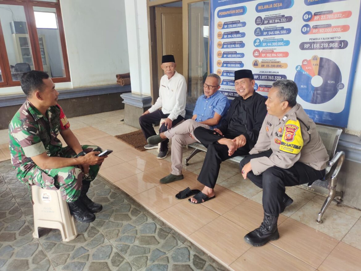 Datangi Perangkat Desa, Polsek Panumbangan Koorkom Sampaikan Maklumat Kapolda Jabar