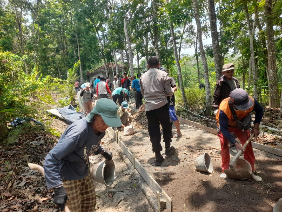 Polsek Rajadesa Bersinergi dengan Warga dalam Gotong Royong Pengecoran Jalan di Desa Tigaherang
