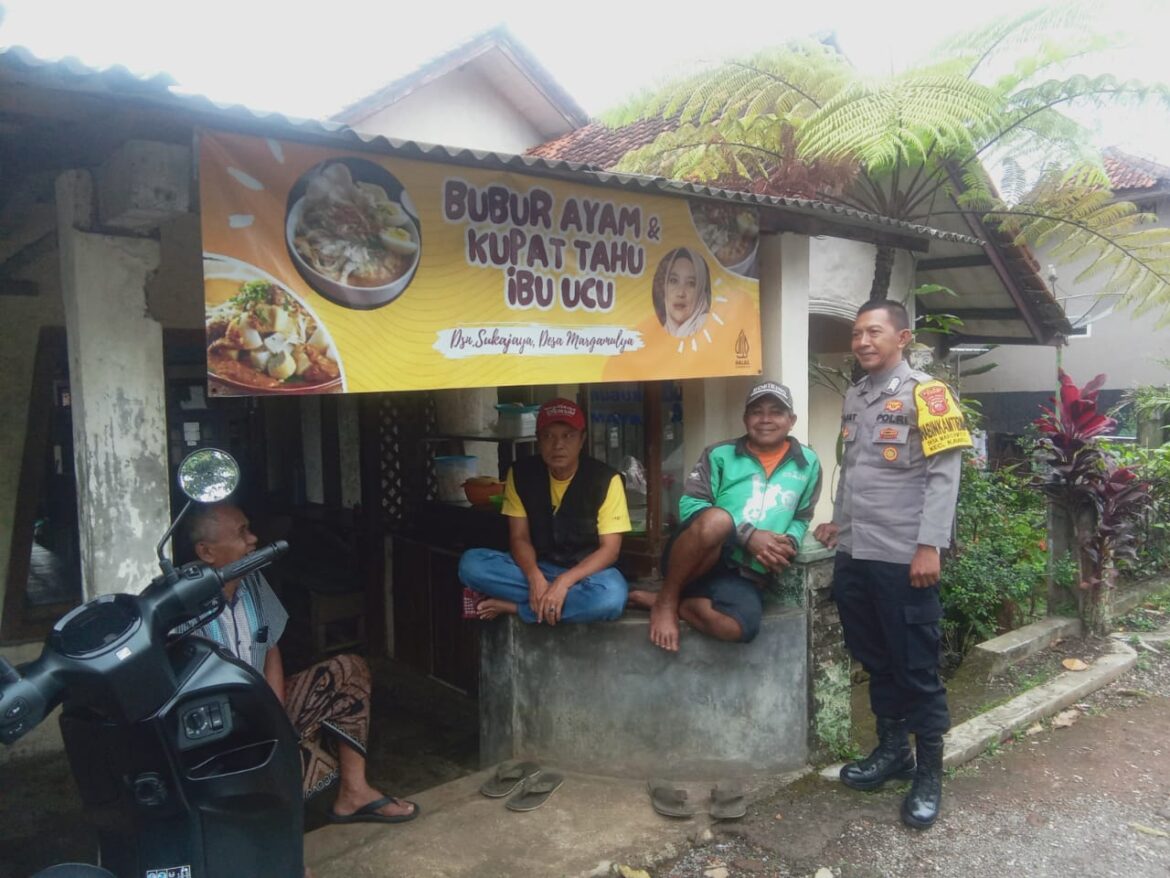 Berikan Rasa Nyaman, Dua Anggota Polsek Kawali Polres Ciamis Patroli Dialogis ke Masyarakat