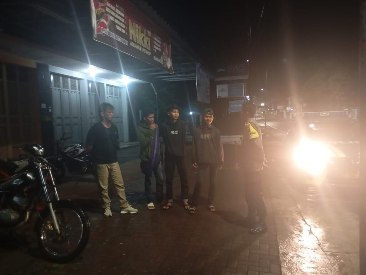 Berikan Rasa Nyaman, Polsek Kawali Polres Ciamis Patroli KRYD Hingga Pemukiman Warga
