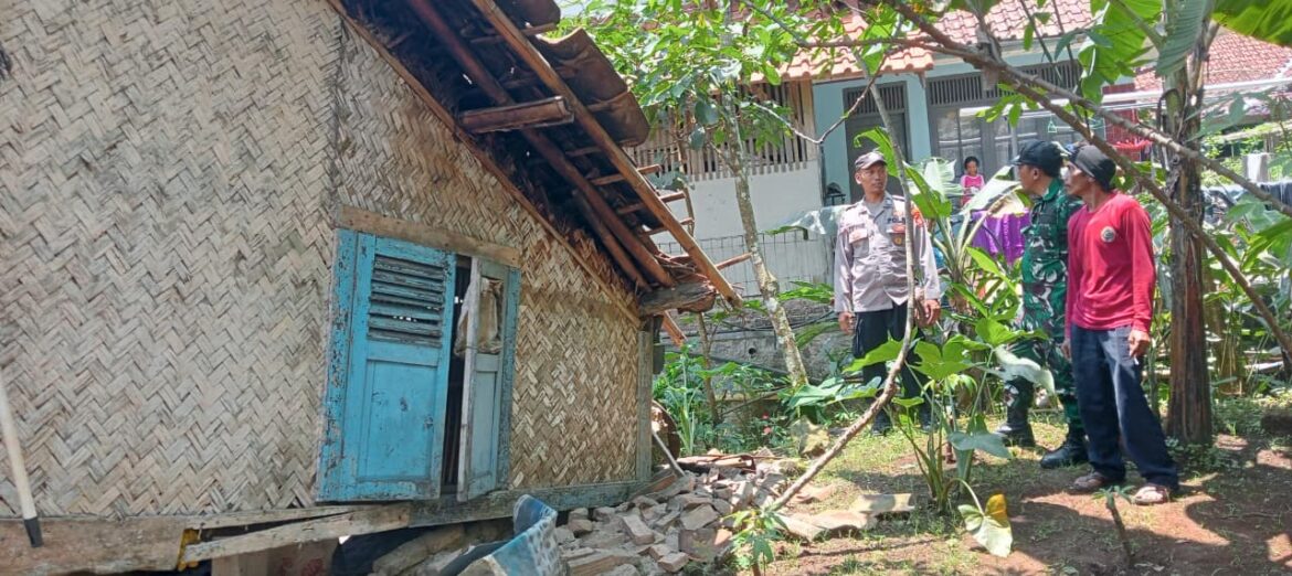 Polsek Kawali Sigap Tanggapi Kejadian Rumah Roboh di Desa Sindangsari, Bukti Kepedulian Polri terhadap Warga Terdampak