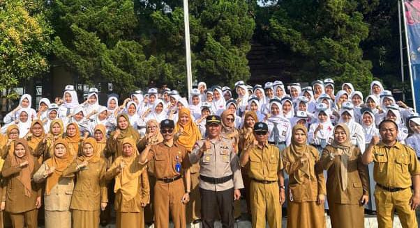 Jadi Inspektur Upacara, Kasat Binmas Polres Ciamis Beri Pembinaan ke Siswa SMAN 1 Sindangkasih