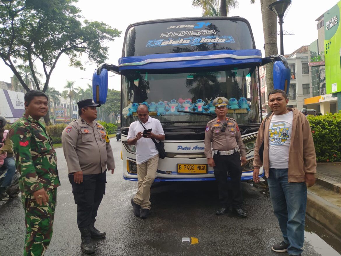 Polsek Cikupa Kawal Keberangkatan DPC KSPSI AGN Kabupaten Tangerang ke Apel Akbar di Bekasi