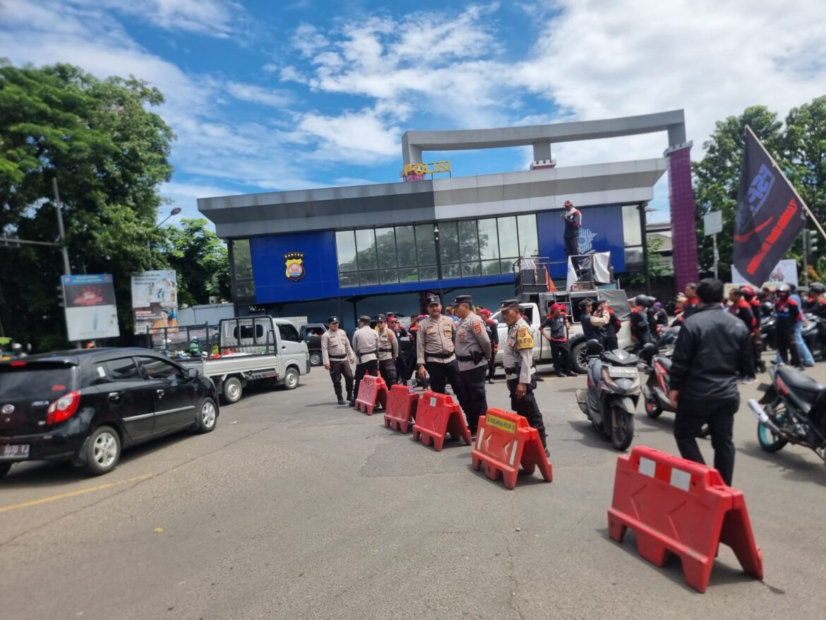 Polsek Cikupa Amankan Keberangkatan Massa Aksi Aliansi Buruh Banten Bersatu ke Kantor Bupati Tangerang