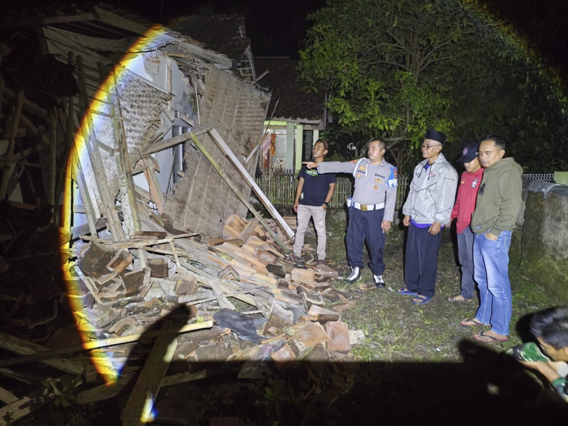 Polsek Pamarican Tanggap Cepat Tangani Laporan Rumah Ambruk di Dusun Sukamaju, Wujud Kepedulian Polri terhadap Masyarakat