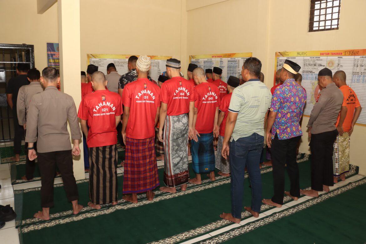 Pastikan Hak Ibadah Terpenuhi, Kapolresta Tangerang Shalat Berjamaah Bareng Tahanan