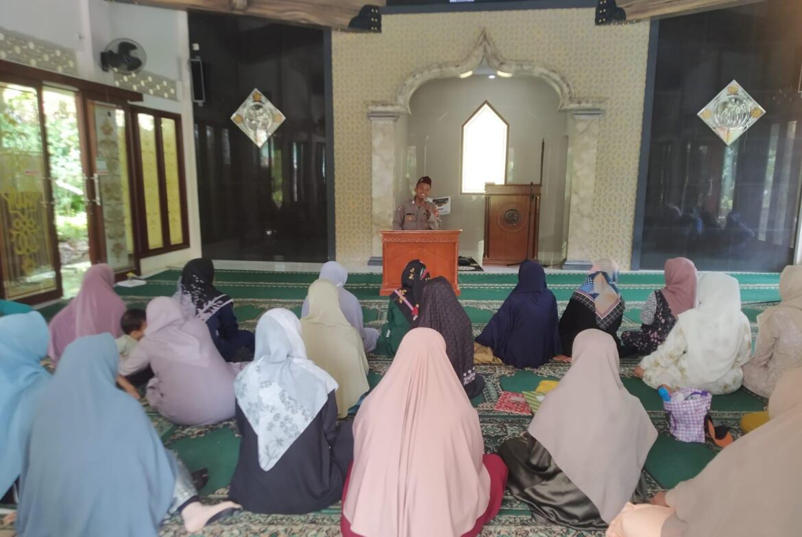 Polsek Rajadesa Polres Ciamis Ikuti Pengajian Warga Desa Rajadesa