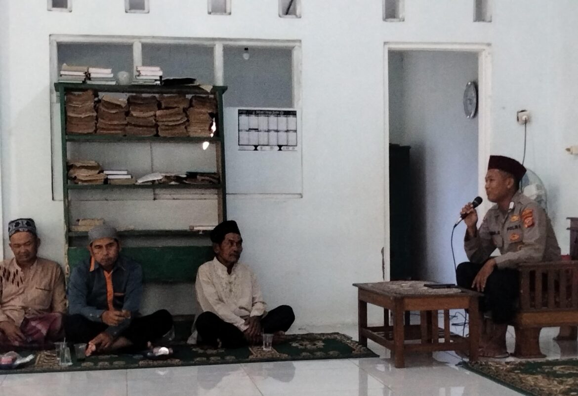 Polsek Rajadesa Polres Ciamis Hadiri Pengajian Rutin Bulanan di Desa Tanjungsukur