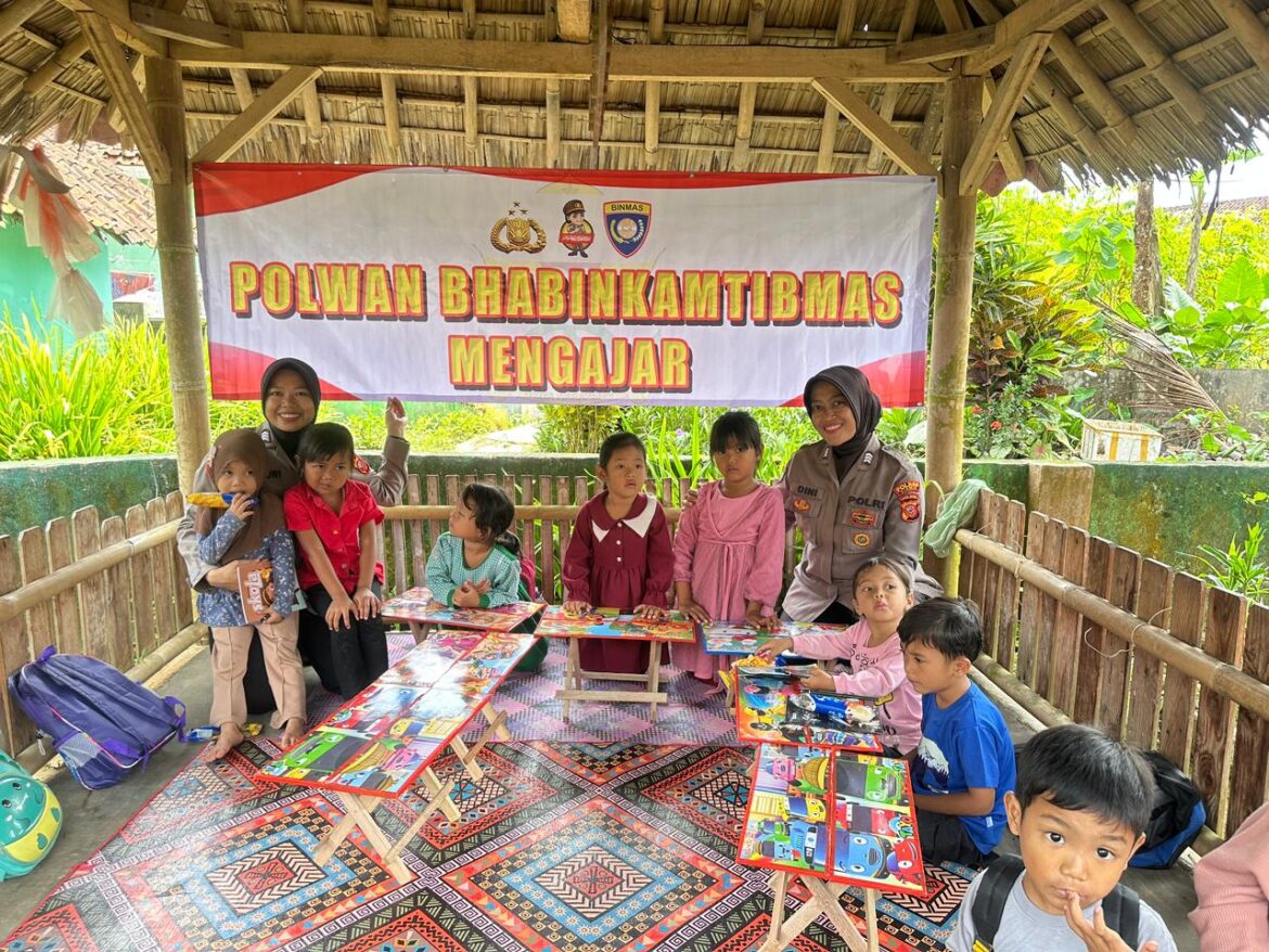 Humanis, Polwan Polres Ciamis Turun Mengajar Pendidikan ke Anak di Desa Binaan