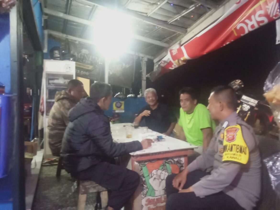 Berikan Rasa Aman, Personel Polsek Kawali Polres Ciamis Patroli Dialogis di Malam Hari