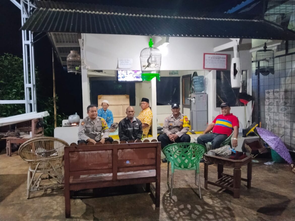 Perkuat Sinergitas, Polsek Kawali Polres Ciamis Beri Binluh ke Warga Cintanagara Saat Ngeronda