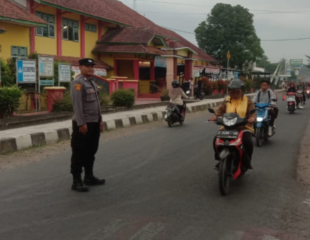 Pengaturan Lalu Lintas Pagi, Polsek Lakbok Polres Ciamis Pelayanan Masyarakat di Depan Sekolah