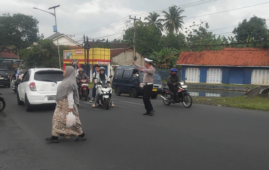 Pelayanan Masyarakat, Anggota Polsek Cikoneng Turun ke Jalan Bantu Orang Menyebrang dan Gatur