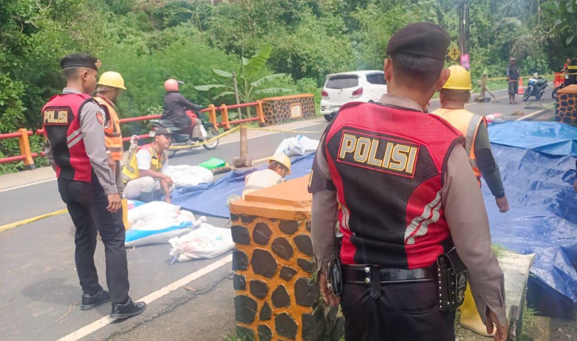 Polres Ciamis Gerak Cepat Tangani Longsor di Jembatan Cikaleho, Wujudkan Respons Cepat dan Kepedulian terhadap Keselamatan Masyarakat