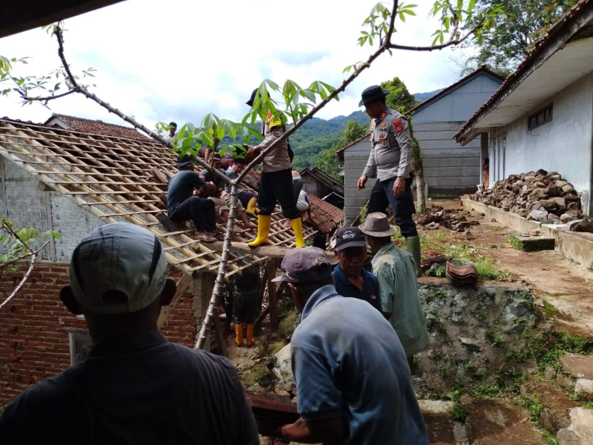 Polres Ciamis Bersama Warga Laksanakan Gotong Royong Bersihkan Material Longsor di Panjalu