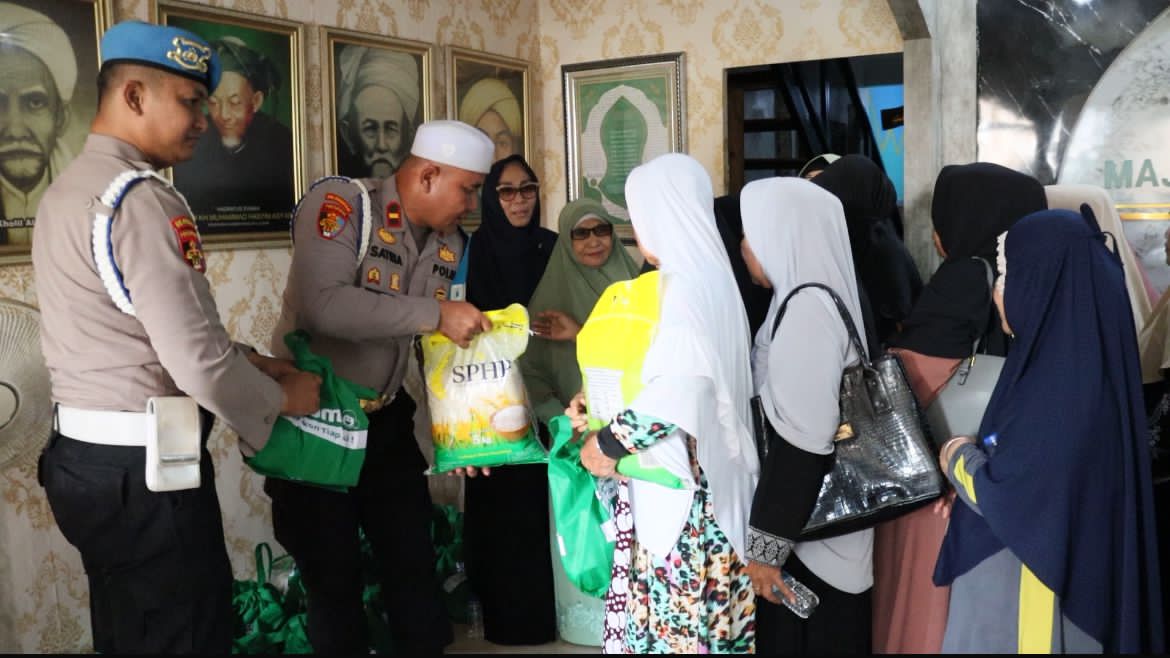Propam Polresta Bandara Soetta Gelar Bakti Sosial “Jumat Berkah” di Jakarta Barat
