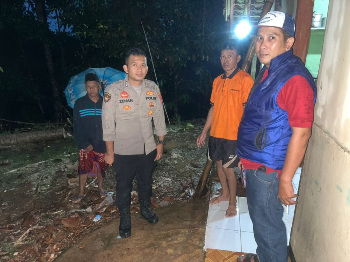 Polsek Rancah Sigap Tangani Rumah Warga Tertimpa Pohon, Wujud Kepedulian Polri terhadap Masyarakat