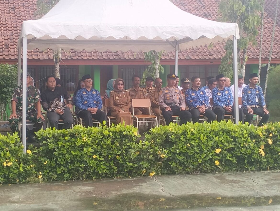 Polsek Cisaga Polres Ciamis Hadiri dan Kawal Upacara Peringatan Hari Pahlawan 2025 Tingkat Kecamatan Cisaga