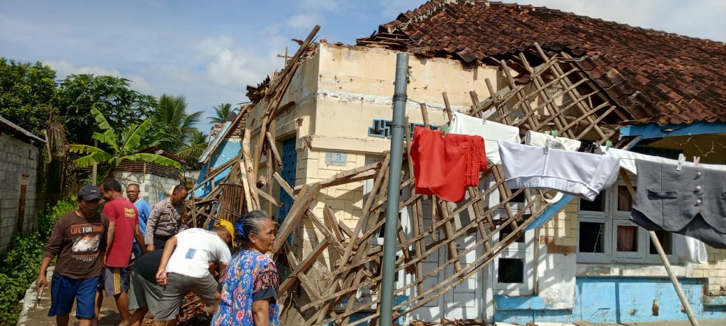 Polsek Ciamis Sigap Tangani Rumah Ambruk di Imbanagara, Pastikan Warga Aman dan Kondisi Terkendali