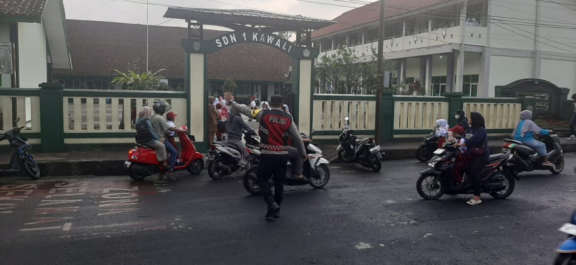 Pelayanan Masyarakat, Polsek Kawali Turun ke Jalan Pengaturan Lalu Lintas Pagi di Jalur Padat
