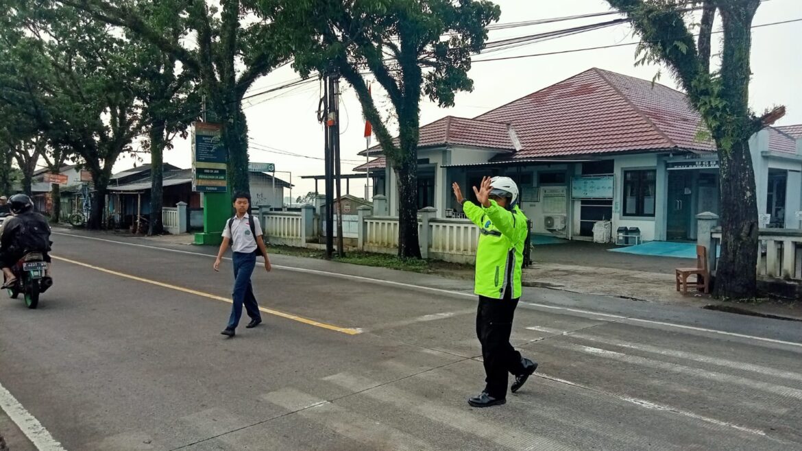 Pelayanan Masyarakat, Anggota Polsek Cikoneng Turun ke Jalan Bantu Orang Menyebrang dan Gatur