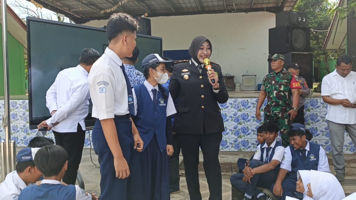 Kapolsek Dramaga Laksanakan Kegiatan Sosialisasi Sekolah SMA Kemala Taruna Bhayangkara Gunung Sindur Di SMPN 2