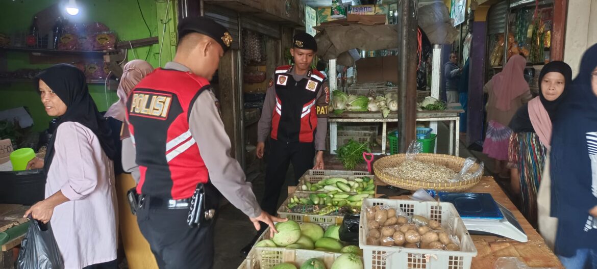 Jaga Stabilitas Harga di Pasaran, Polres Ciamis Awasi Bahan Pokok di Pasar Imbanagara Raya