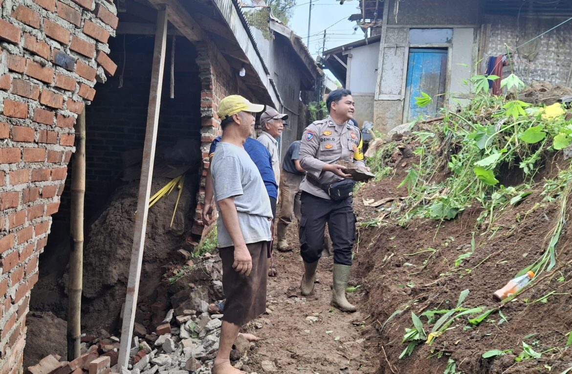 Polsek Panumbangan Polres Ciamis Datangi TKP Bencana Tanah Longsor di Wilayah Payungsari