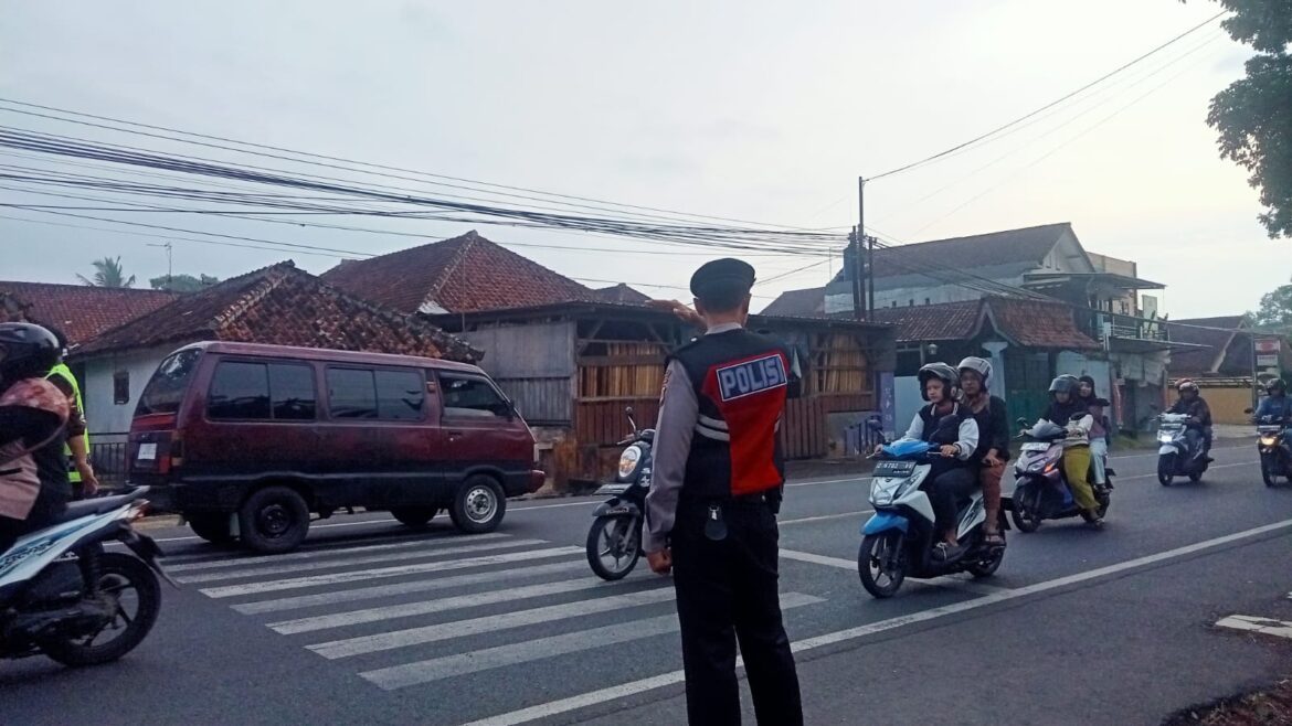 Pelayanan Masyarakat, Samapta Polres Ciamis Bersiaga di Daerah Rawan Kemacetan Saat Pagi