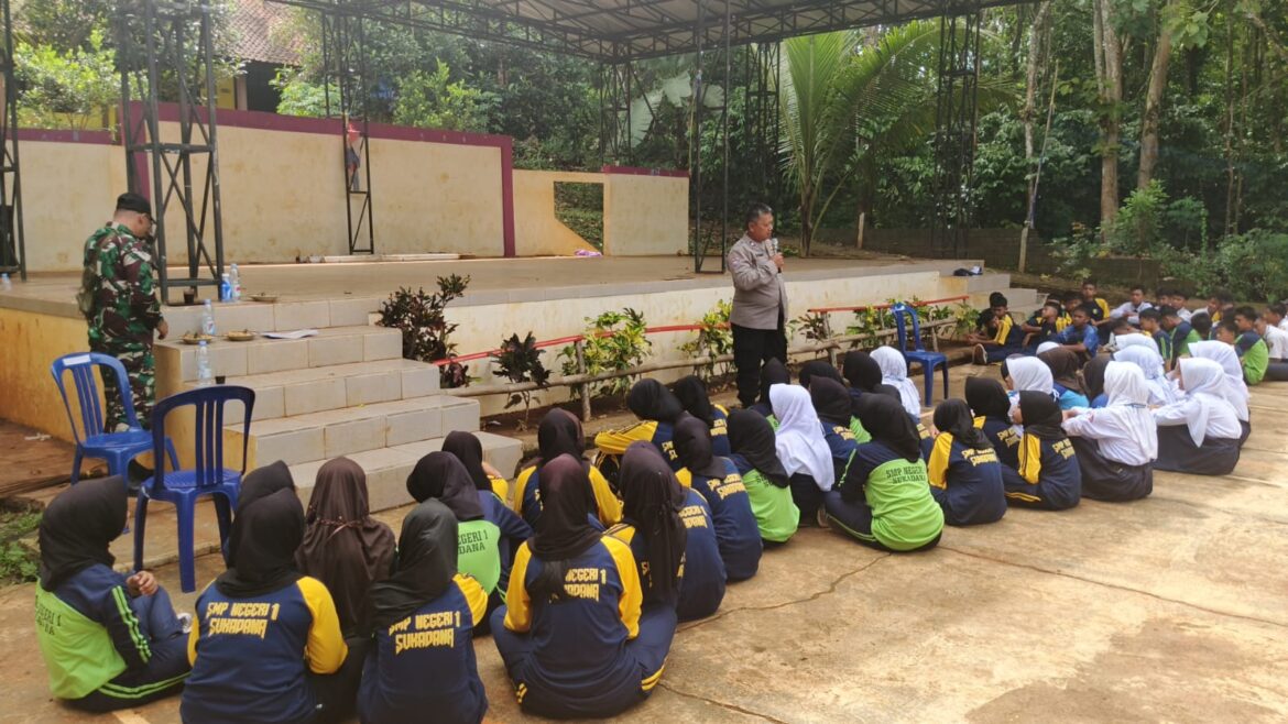 Polsek Sukadana Polres Ciamis Berikan Pembinaan ke Osis di LDKS di SMPN 1 Sukadana