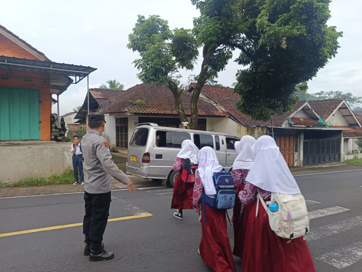 Pelayanan Masyarakat, Polsek Cihaurbeuti Polres Ciamis Bantu Anak Menyebrang di Area Sekolah