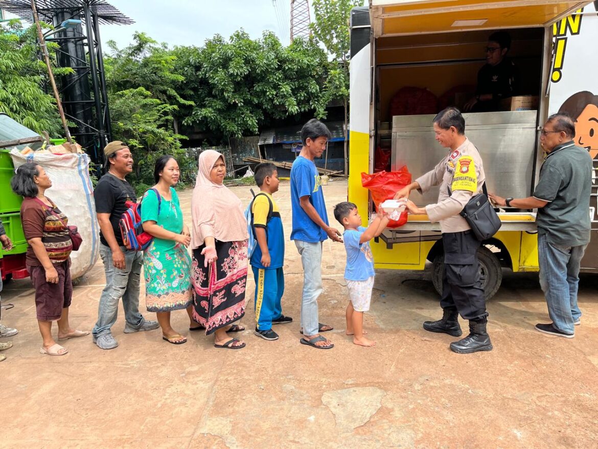 Polsek Palmerah Tebar Kepedulian, Bagikan 300 Paket Makanan Gratis untuk Warga Jatipulo